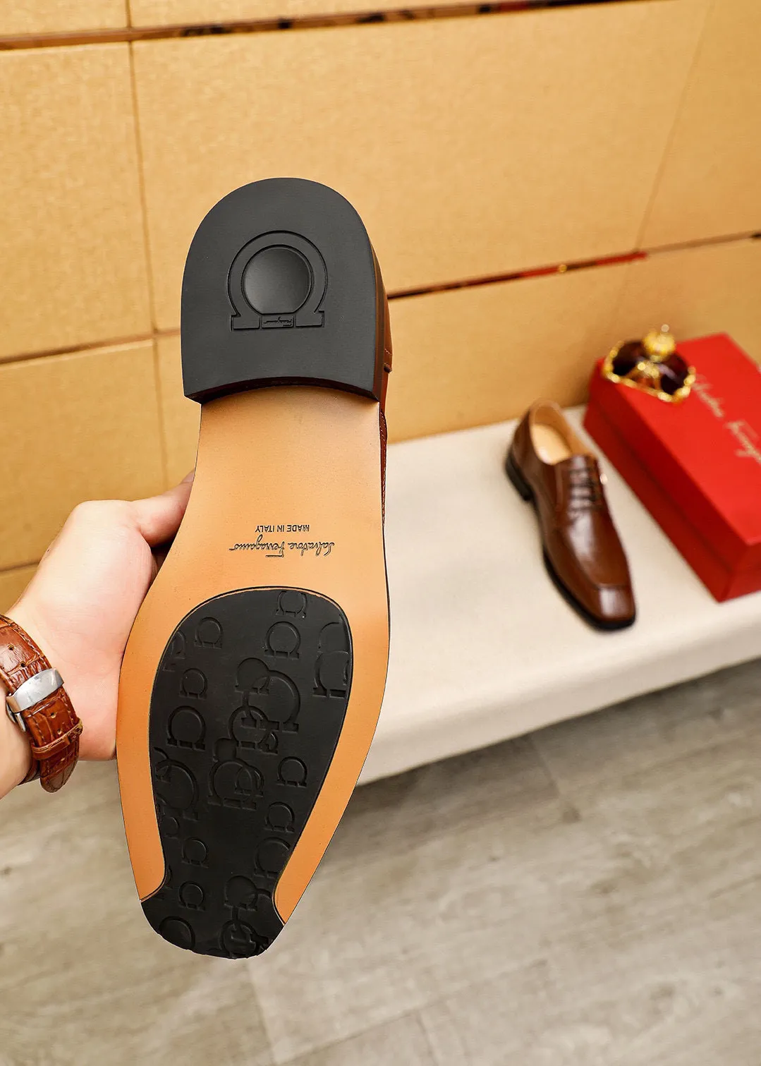 Men's shoes 💰442 💐 Product trademark: Ferragamo "Ferragamo" business leather shoes Regular size: 38-44 (45.46🉑️customized) Product materials: Selected imported first-layer calfskin upper + luxury hardware buckle, imported water-dyed cow leather lining. Strong three-dimensional visual effect, original combination outsole Color: 2⃣️colors available